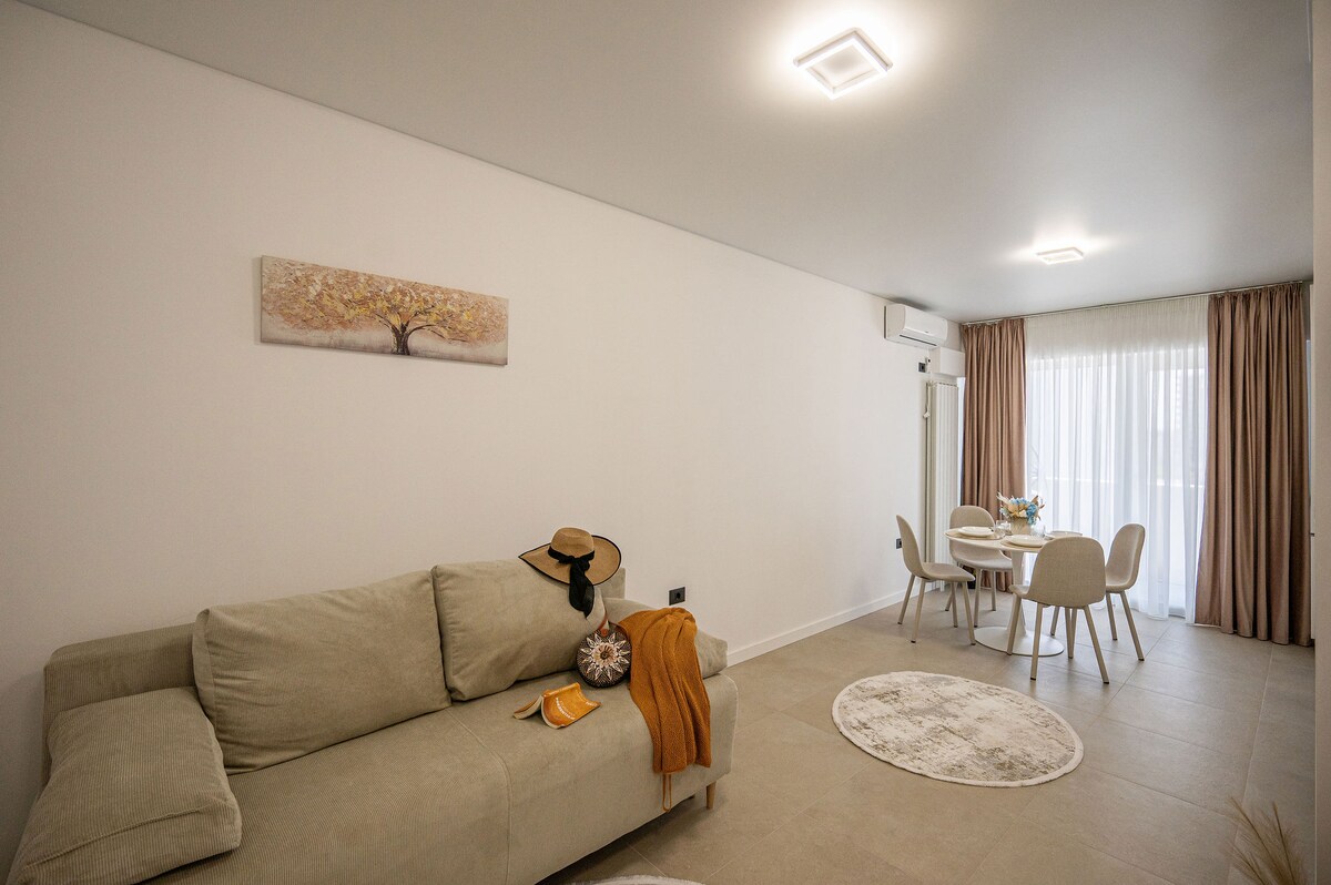 Sandy Apartment in Odyssey Spa & Pool — Apartament — închiriere de vacanță cu vedere la oraș în Alezzi Odyssey, Mamaia Nord, Constanța, România — fotografia 3 a proprietății | Aqua Vista Rentals