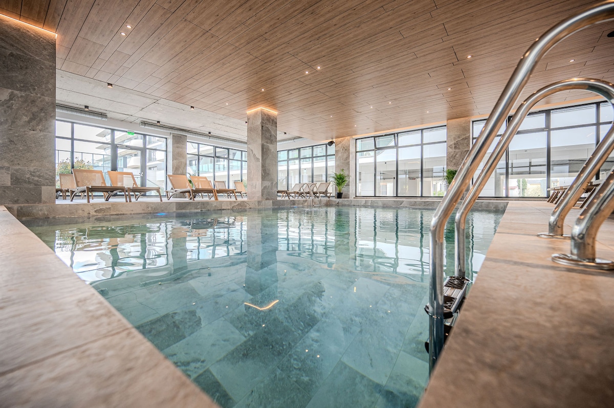 Topaz Apartment 103 in Odyssey Spa&Pool-parking — Apartament — închiriere de vacanță în Alezzi Odyssey, Mamaia Nord, Constanța, România — fotografia principală a proprietății | Aqua Vista Rentals
