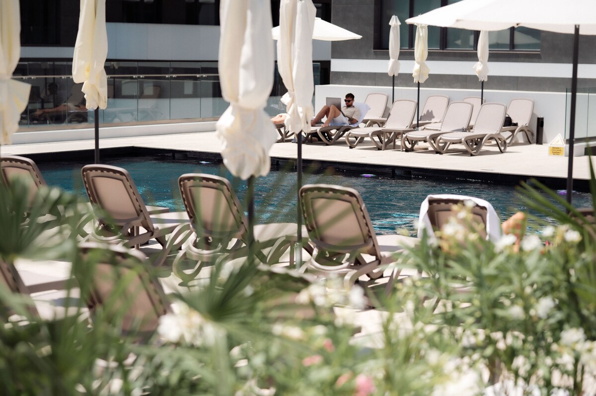 Adda Sea Apartment in Odyssey Spa & Pool — Apartament — închiriere de vacanță în Alezzi Odyssey, Mamaia Nord, Constanța, România — fotografia principală a proprietății | Aqua Vista Rentals