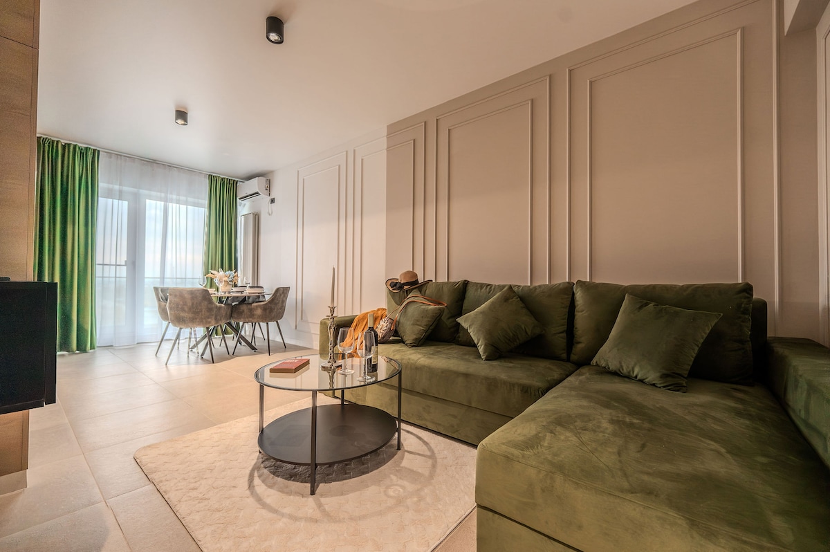 Bloomy Apartment in Odyssey Pools SPA and Parking — Apartment — sea-view vacation rental at Alezzi Odyssey, Mamaia Nord, Constanța, Romania — property photo 2 | Aqua Vista Rentals