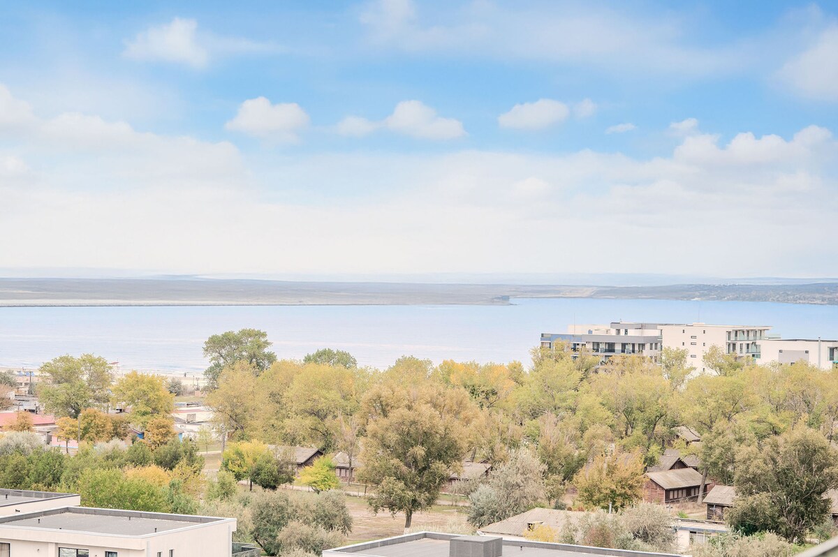 Bloomy Apartment in Odyssey Pools SPA and Parking — Apartment — sea-view vacation rental at Alezzi Odyssey, Mamaia Nord, Constanța, Romania — property photo 7 | Aqua Vista Rentals