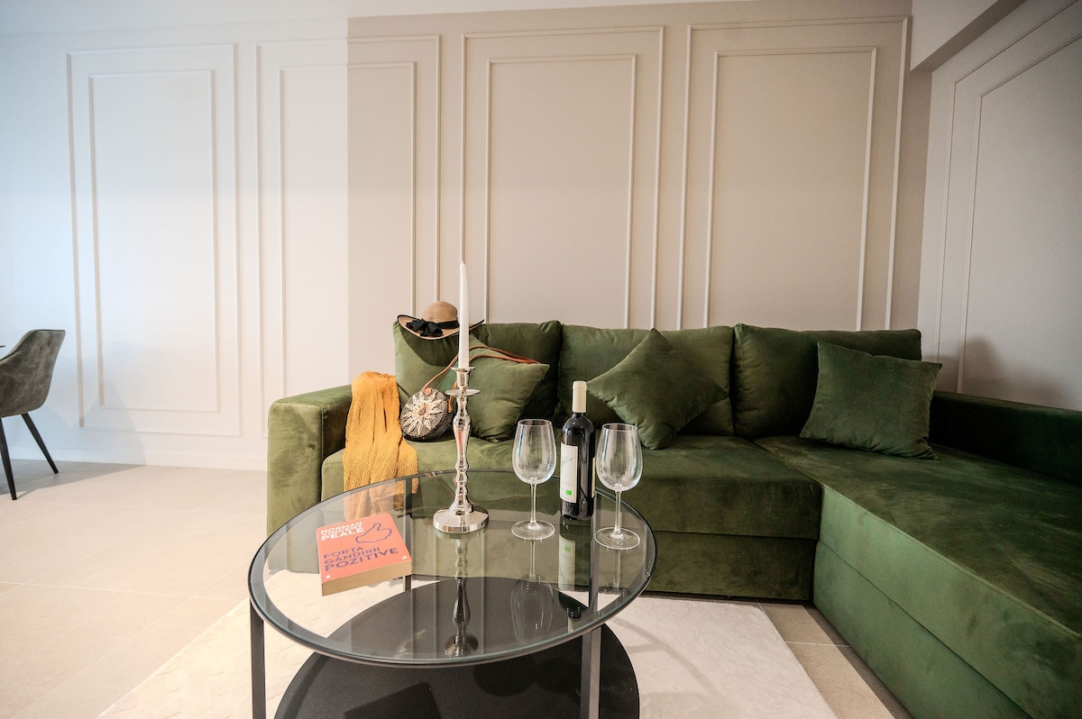 Bloomy Apartment in Odyssey Pools SPA and Parking — Apartment — sea-view vacation rental at Alezzi Odyssey, Mamaia Nord, Constanța, Romania — property photo 8 | Aqua Vista Rentals