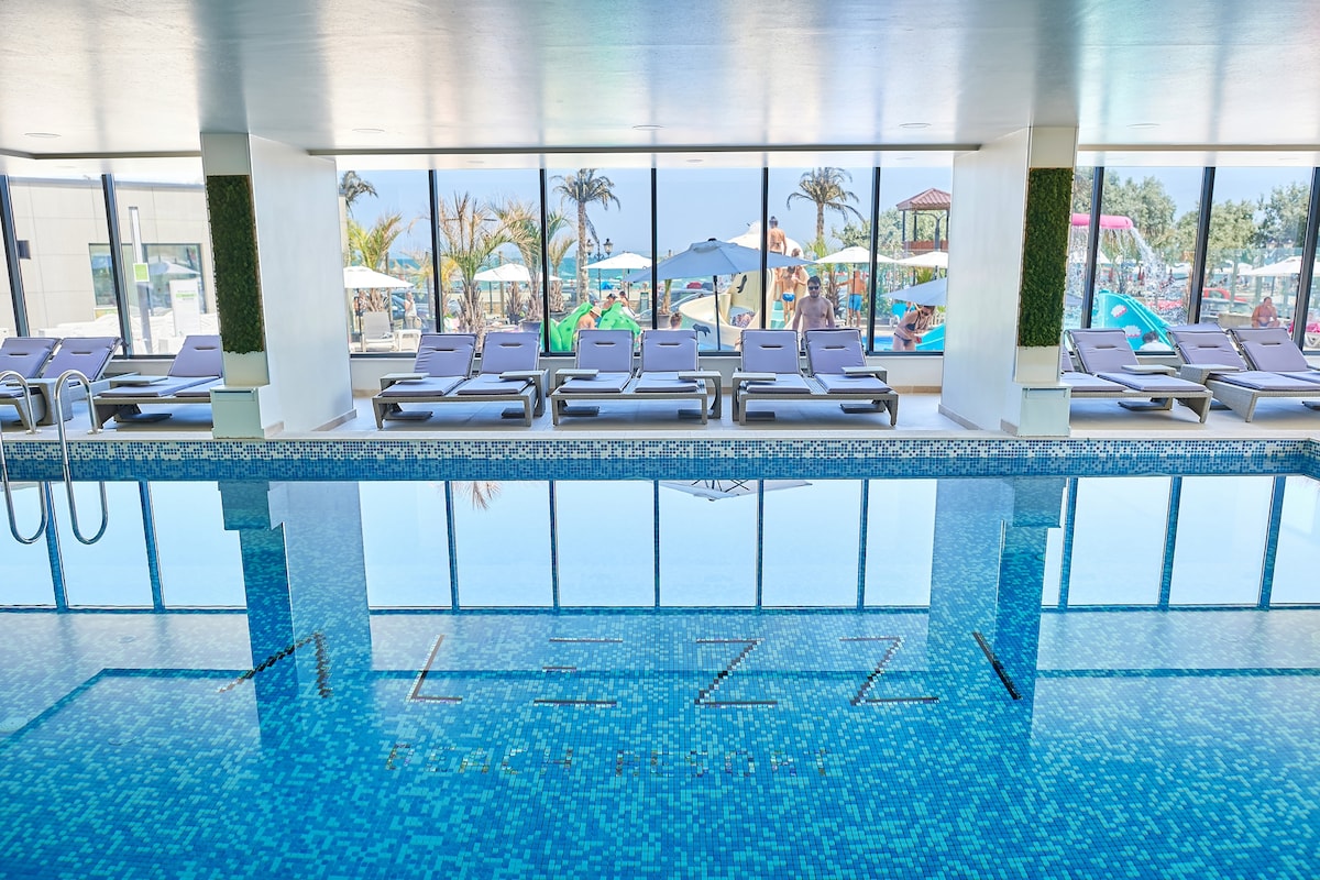 Waves Studio In Alezzi Pools and Spa — Studio — sea-view vacation rental at Alezzi Beach Resort, Mamaia Nord, Constanța, Romania — property photo 2 | Aqua Vista Rentals